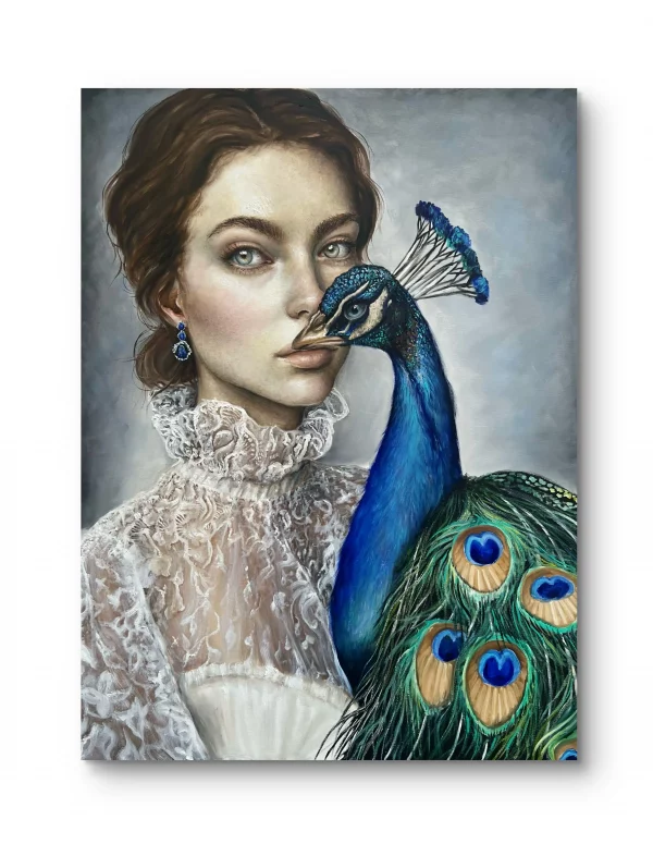 Annabelle oeuvre iris a la Galerie Maner de pont Aven, portrait hypperealiste et huile sur toile. Visage de femme avec un paon , oeuvre en vitrine de la Galerie Maner