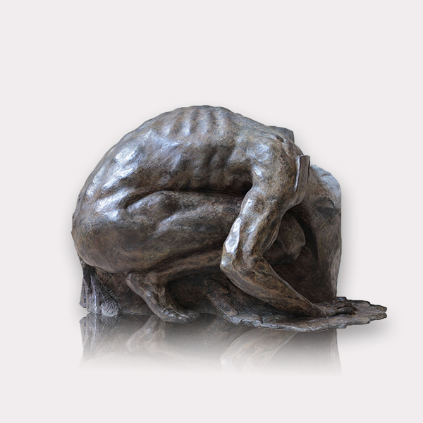 Magnifique sculpture en bronze original de l'artiste chauve représentant un homme accroupie sans tête. Galerie Maner à Pont-Aven.