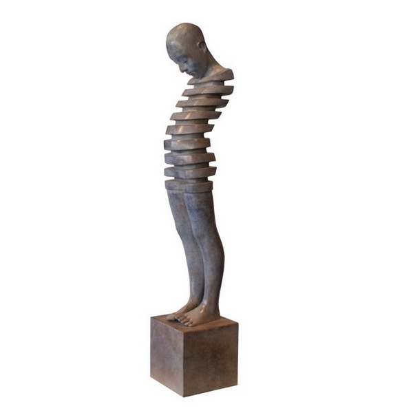 Sublime Sculpture en Bronze Original de l'artiste EspagnolIsabel Miramontes Eveil patinée Grise Homme qui se repose qui médite Visible toute l'année à la Galerie Maner de Pont-Aven en Bretagne