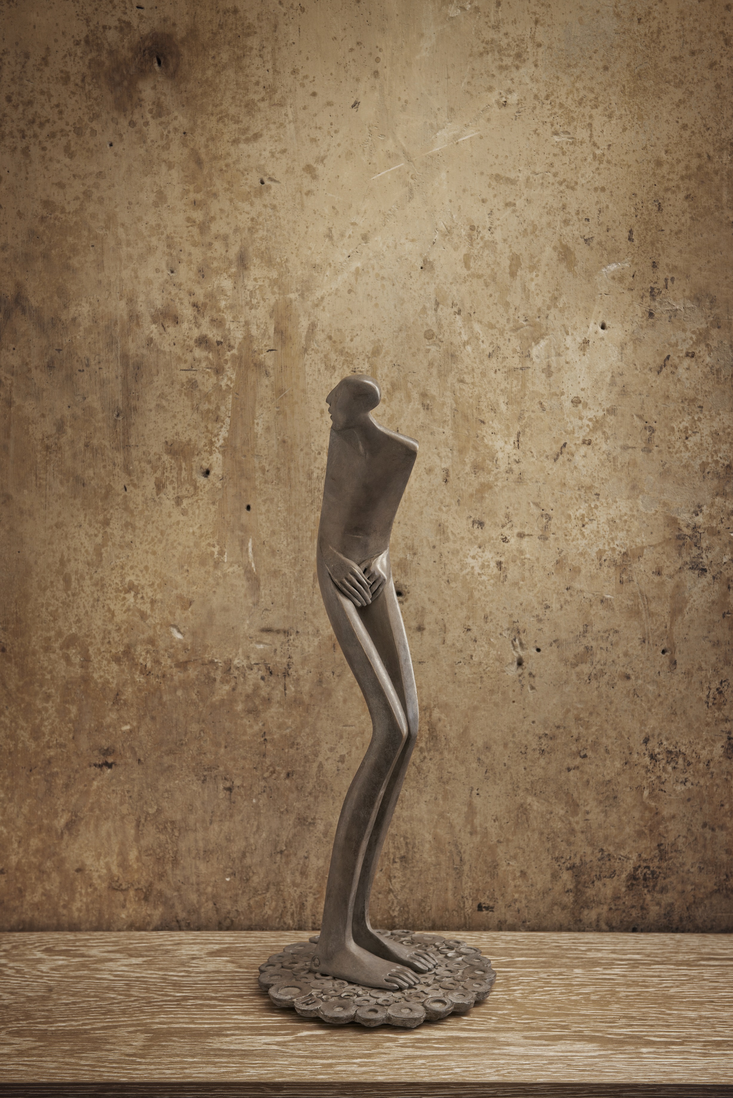 Magnifique Sculpture en Bronze Original de l'artiste Espagnol Isabel Miramontes Pudeur Patinée Grise Maternité Homme Pudique qui se cache A découvrir toute l'année à la Galerie Maner de Pont-Aven en Bretagne