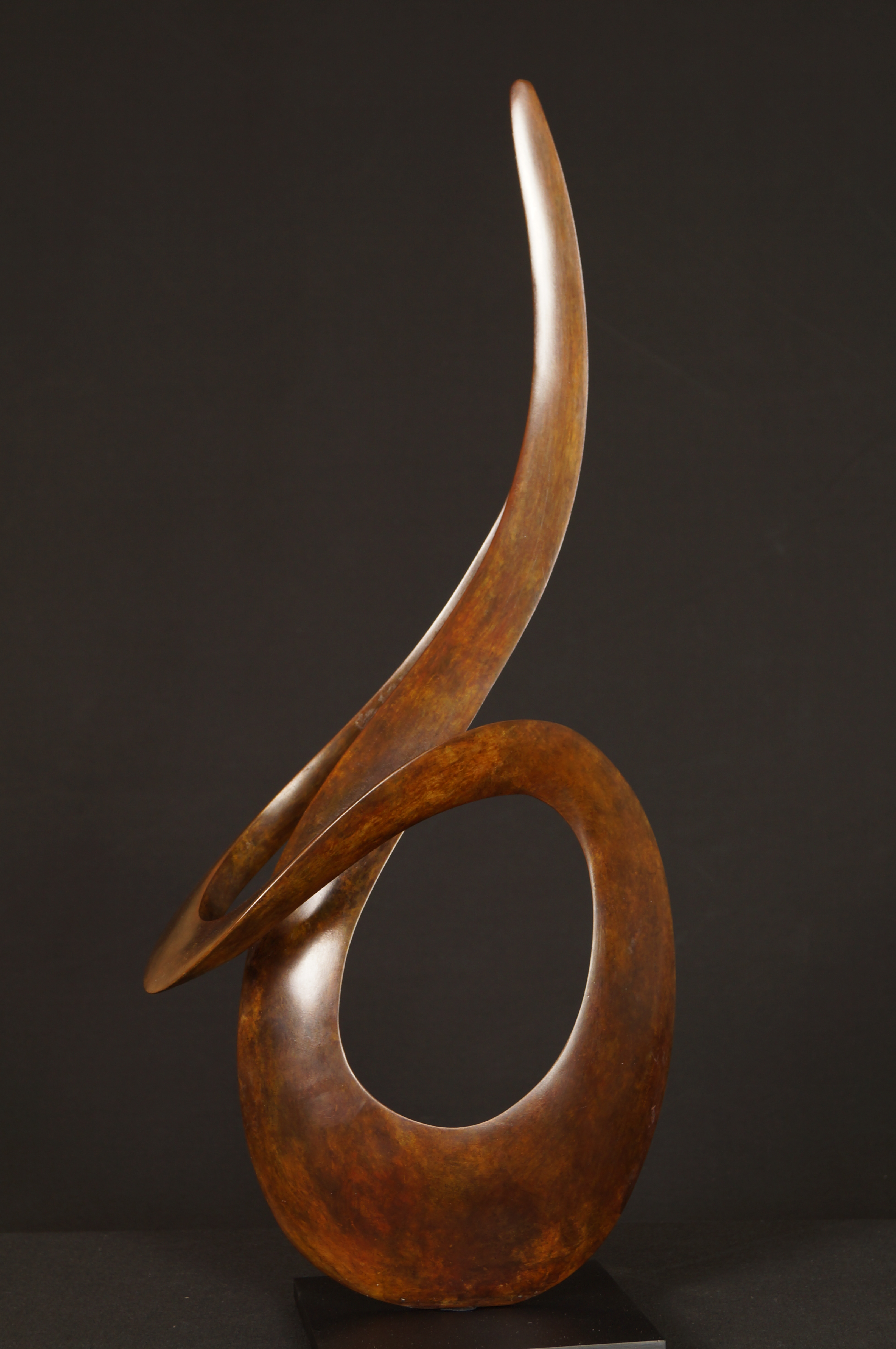 Magnifique sculpture de l'artiste sculpteur Edouard Hervé L'Etourdie bronze original Patine marron claire abstrait Formes géométriques Courbes à découvrir à toute l'année à la Galerie Maner de Pont-Aven en Bretagne