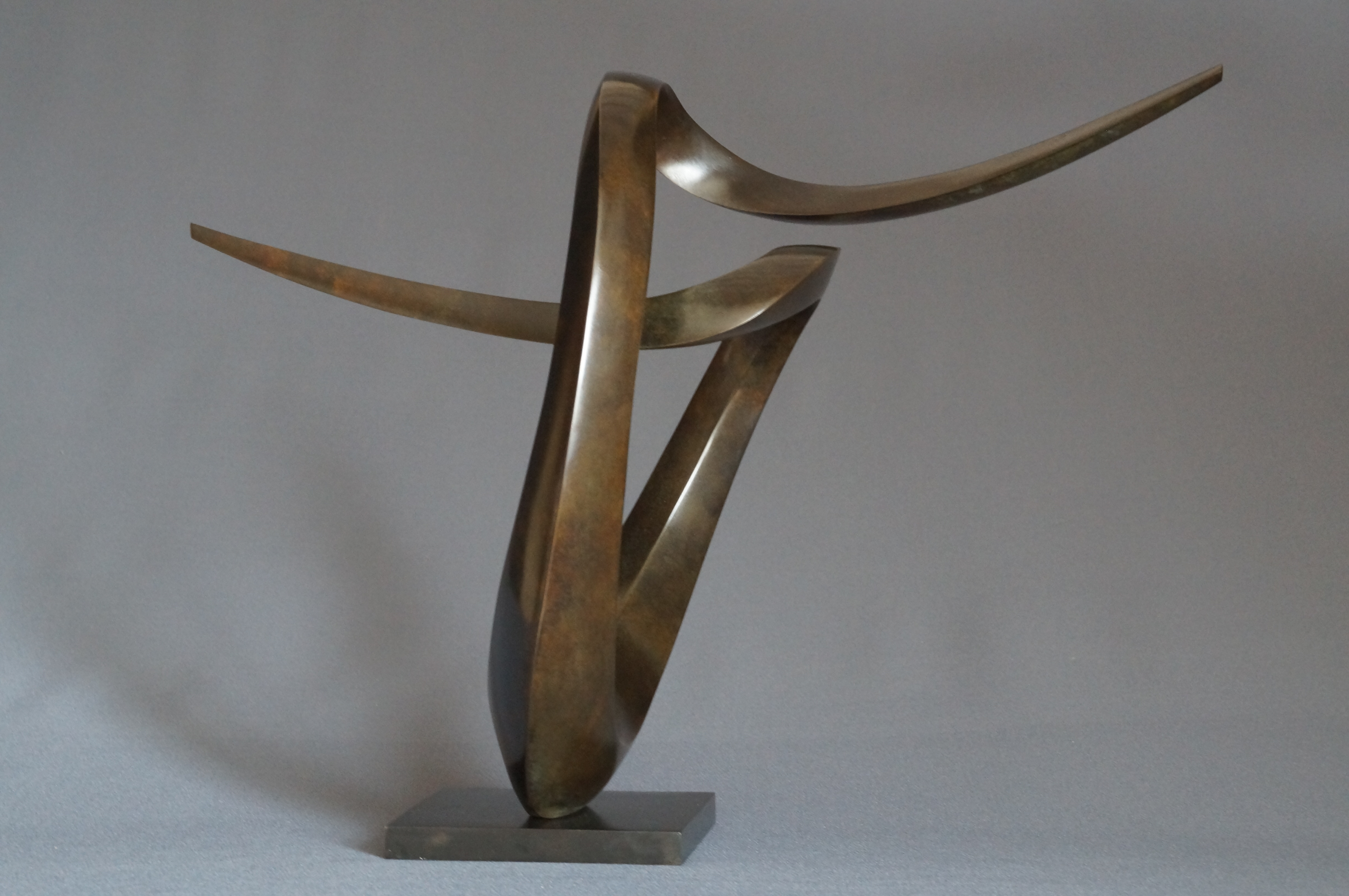 Magnifique sculpture de l'artiste sculpteur Edouard Hervé Plus Loin bronze original Patine marron abstrait Formes Géométriques Courbes Mouvement à découvrir toute l'année à la Galerie Maner de Pont-Aven en Bretagne