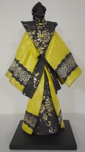 Concubine Sculpture en Raku costume jaune de l'artiste Paul Beckich à la Galerie MANER