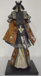 Sculpture en Raku costume marron de l'artiste Paul Beckich à la Galerie MANER de Pont-Aven en Bretagne, il s'appelle :GARDE IMPERIAL