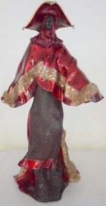 Sculpture en Bronze original laqué costume rouge de l'artiste Paul Beckich à la Galerie MANER de Pont-Aven en Bretagne, il s'appelle : LA FEMME AUX POMPONS