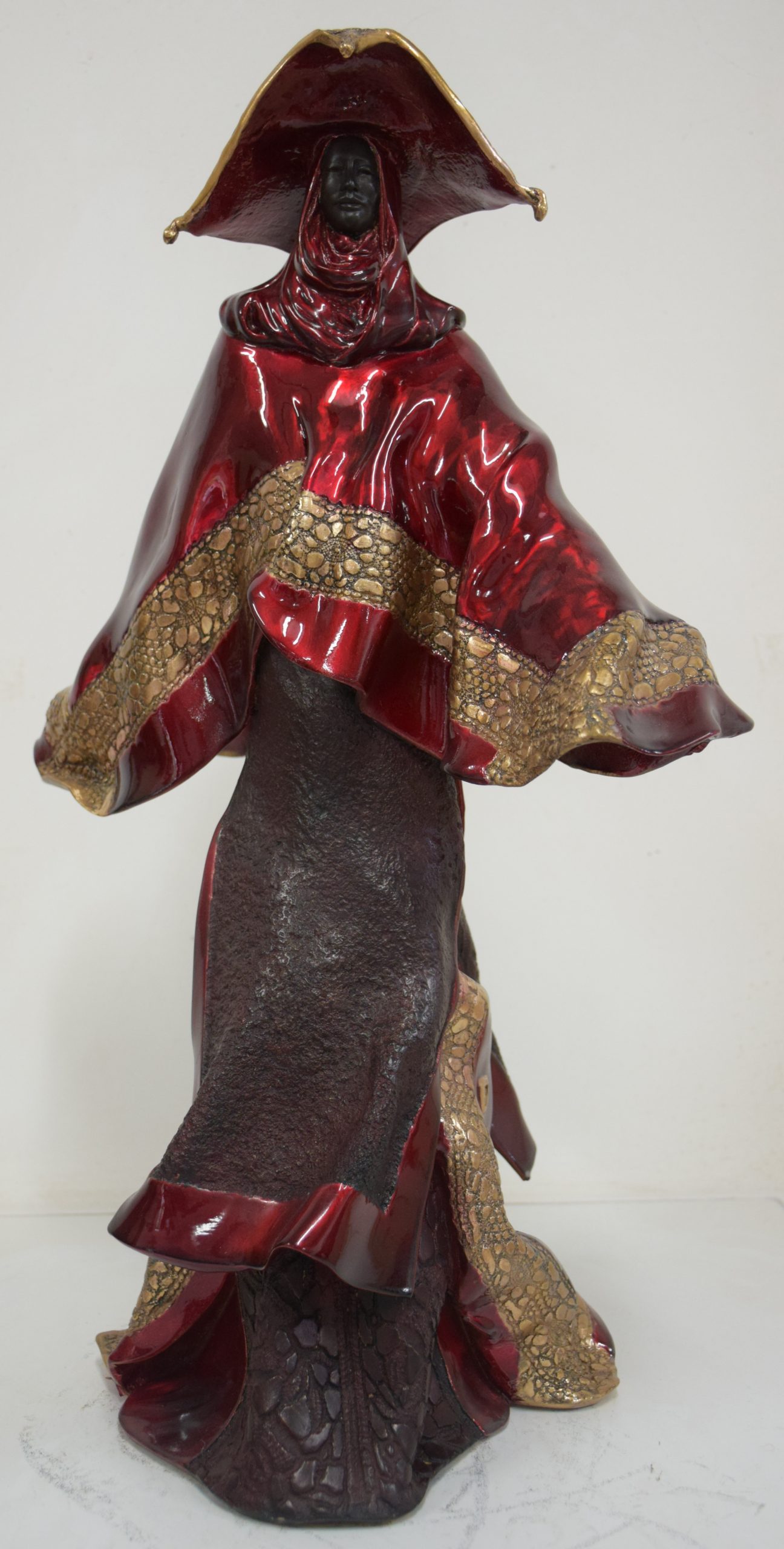 Sculpture en bronze de Paul Beckrich disponible et visible à la Galerie Maner de pont-aven "femme aux pompon"