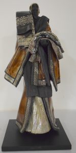 Sculpture en Raku costume marron de l'artiste Paul Beckich à la Galerie MANER de Pont-Aven en Bretagne, il s'appelle : LE MARCHE DE NOUAKCHOTT