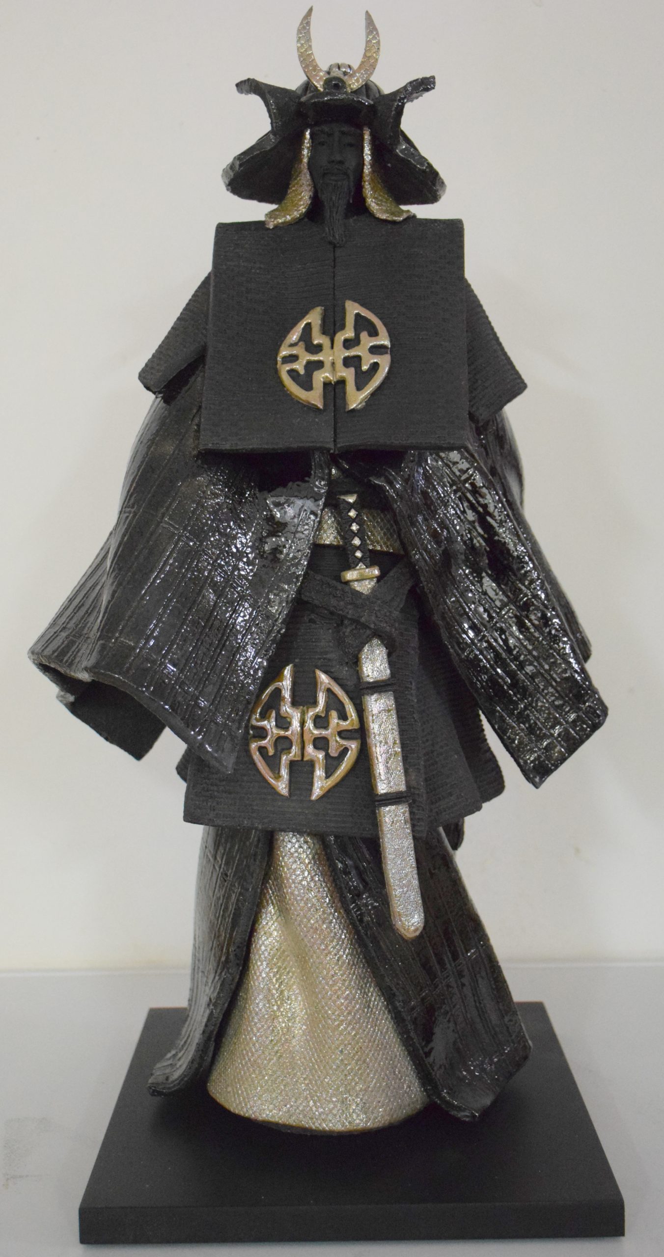 Raku costume noir .2 de l'artiste Paul Beckich à la Galerie MANER